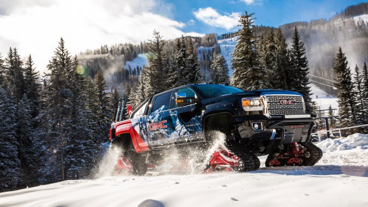 Met vier rupsen is de GMC Sierra oppermachtig in de sneeuw.