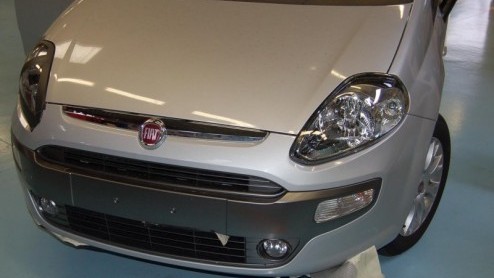 Al maanden rijdt Fiat met gecamoufleerde Grande Punto's rond en al die tijd hebben we maar weinig van de op stapel staande facelift kunnen zien. Onlangs gelekte beelden brengen licht op de zaak...