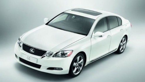 Lexus heeft hun zakensedan GS subtiel vernieuwd en grijpt deze kans ook aan om een nieuwe krachtbron te introduceren, die niet alleen krachtiger is dan zijn voorganger, maar ook zuiniger.