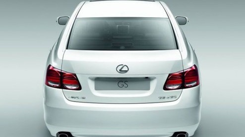 Lexus heeft hun zakensedan GS subtiel vernieuwd en grijpt deze kans ook aan om een nieuwe krachtbron te introduceren, die niet alleen krachtiger is dan zijn voorganger, maar ook zuiniger.