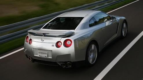 Nissan is nog niet uitgeborduurd op hun monsterlijke GT-R. Een jaar na zijn introductie in thuisland Japan heeft het merk al recept met technische verbeteringen doorgevoerd. Geloof het of niet, maar i