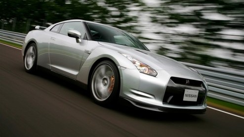 Het heeft even geduurd, maar Nissan heeft de prijzen van hun GT-R supercar vastgesteld. De auto is echter vanaf maart 2009 leverbaar, en komt in drie varianten op de markt. De prijs van die drie ligt