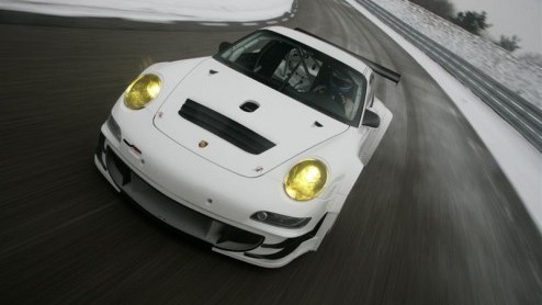 Porsche presenteert hun nieuwste race-911, de GT3 RSR. Dankzij gerichte wijzigingen aan carrosserie en techniek belooft de Zuffenhauser opnieuw de nodige overwinningen te behalen in zijn klasse.