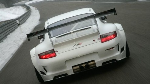 Porsche presenteert hun nieuwste race-911, de GT3 RSR. Dankzij gerichte wijzigingen aan carrosserie en techniek belooft de Zuffenhauser opnieuw de nodige overwinningen te behalen in zijn klasse.