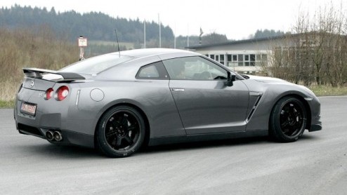 Nissan heeft met de GT-R een schot in de roos. De vraag naar deze supercar overtreft de verwachtingen ruimschoots. Ondertussen rijdt het merk in het geniep met de overtreffende trap rond; de GT-R V-Sp