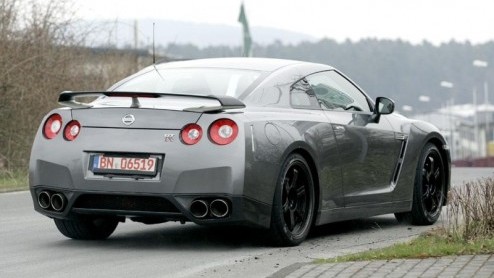 Nissan heeft met de GT-R een schot in de roos. De vraag naar deze supercar overtreft de verwachtingen ruimschoots. Ondertussen rijdt het merk in het geniep met de overtreffende trap rond; de GT-R V-Sp
