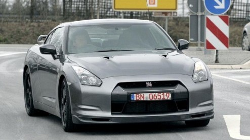 Nissan heeft met de GT-R een schot in de roos. De vraag naar deze supercar overtreft de verwachtingen ruimschoots. Ondertussen rijdt het merk in het geniep met de overtreffende trap rond; de GT-R V-Sp