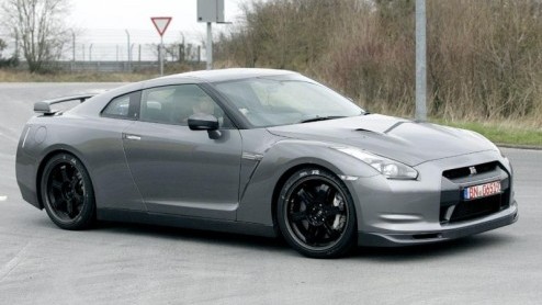 Nissan heeft met de GT-R een schot in de roos. De vraag naar deze supercar overtreft de verwachtingen ruimschoots. Ondertussen rijdt het merk in het geniep met de overtreffende trap rond; de GT-R V-Sp