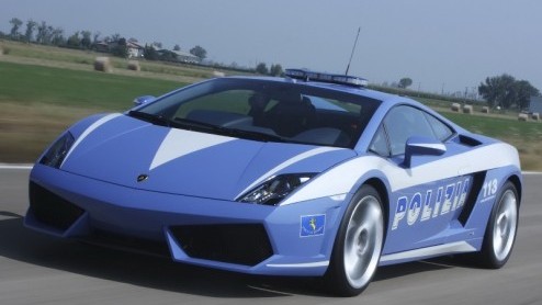 Terwijl de politie zich hier tevreden stelt met Volvo's en Volkswagen's, neemt de sterke arm in Itali een Lamborghini Gallardo LP560-4 in ontvangst. Kosten? Nul.