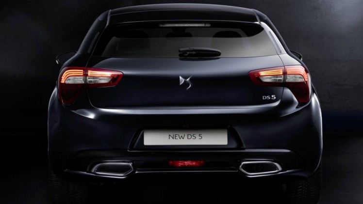 Citron DS5 gaat als DS DS5 door het leven en is als facelitmodel verkrijgbaar met nieuwe BlueHDi dieselmotoren en eventueel als Hybrid4.