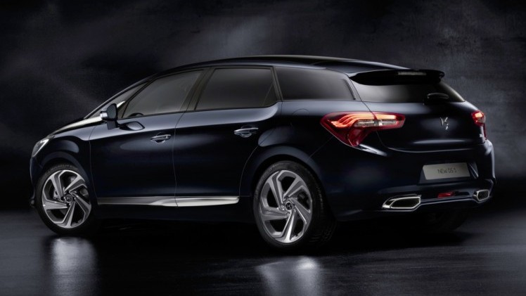 Citron DS5 gaat als DS DS5 door het leven en is als facelitmodel verkrijgbaar met nieuwe BlueHDi dieselmotoren en eventueel als Hybrid4.