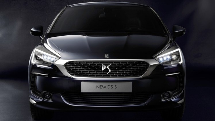 Citron DS5 gaat als DS DS5 door het leven en is als facelitmodel verkrijgbaar met nieuwe BlueHDi dieselmotoren en eventueel als Hybrid4.