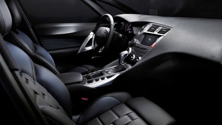 Citron DS5 gaat als DS DS5 door het leven en is als facelitmodel verkrijgbaar met nieuwe BlueHDi dieselmotoren en eventueel als Hybrid4.