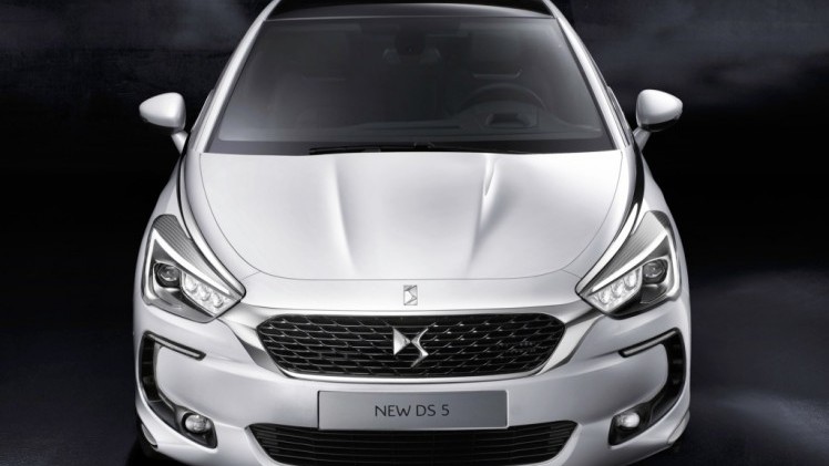 Citron DS5 gaat als DS DS5 door het leven en is als facelitmodel verkrijgbaar met nieuwe BlueHDi dieselmotoren en eventueel als Hybrid4.