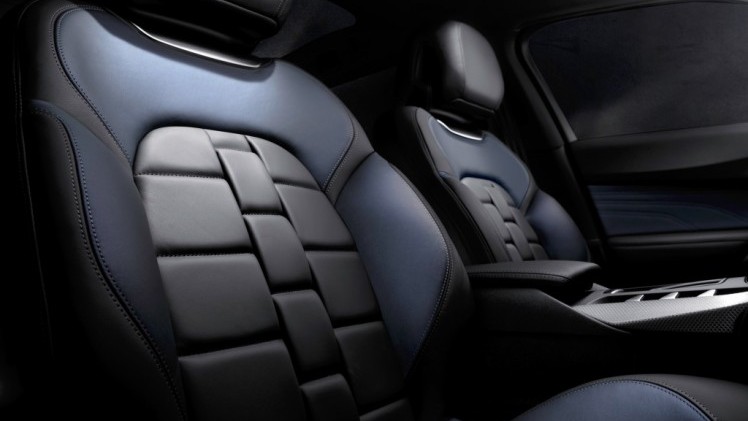 Citron DS5 gaat als DS DS5 door het leven en is als facelitmodel verkrijgbaar met nieuwe BlueHDi dieselmotoren en eventueel als Hybrid4.