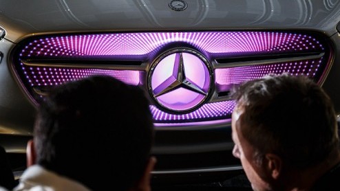Mercedes-Benz G-Code is 2+2 zits SUV met plug-in hybridetechniek en zonnecellenlak. Het studiemodel is ontwikkeld en gepresenteerd in Azi.