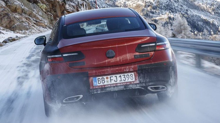 Mercedes-Benz heeft de eerste officile teaserbeelden vrijgegeven van de nieuwe E-Klasse Coup. Leuk, maar ondertussen hebben we ook de volledige auto al in beeld!