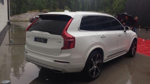 Zojuist is officieel het doek getrokken van de Volvo XC90. De beelden zouden eigenlijk nog tot middernacht onder de pet moeten blijven, maar zijn reeds op het web verschenen.