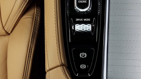 Zojuist is officieel het doek getrokken van de Volvo XC90. De beelden zouden eigenlijk nog tot middernacht onder de pet moeten blijven, maar zijn reeds op het web verschenen.