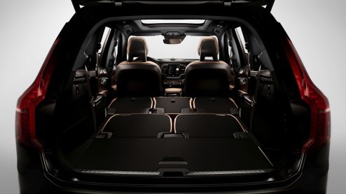 Zojuist is officieel het doek getrokken van de Volvo XC90. De beelden zouden eigenlijk nog tot middernacht onder de pet moeten blijven, maar zijn reeds op het web verschenen.