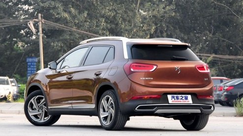 De eerste beelden van de productieversie van de Citron DS 6WR liggen al op straat. De crossover debuteert op de Chengdu Motor Show in China en is ook bestemd voor de Chinese markt.