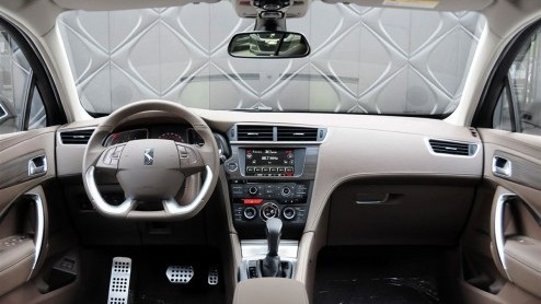 De eerste beelden van de productieversie van de Citron DS 6WR liggen al op straat. De crossover debuteert op de Chengdu Motor Show in China en is ook bestemd voor de Chinese markt.