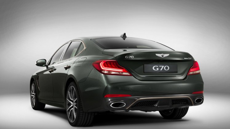 Op de autoshow van Dubai heeft het luxemerk van Hyundai, Genesis, de nieuwe G70 onthuld, een D-segment sedan.