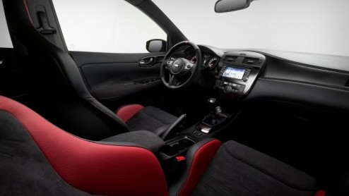 Jawel, ook van de Nissan Pulsar komt een hete versie. Grote kans dat de Pulsar Nismo in Parijs zijn gezicht laat zien. De auto is namelijk reeds gesnapt en op de gevoelige plaat vastgelegd.