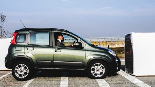 Test Fiat City Brake Control. Fiat levert als een van de weinige merken een optioneel noodremsysteem voor in de stad en fileverkeer. Verkrijgbaar op de Panda en 500L.