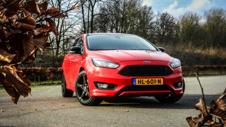 Autotest Ford Focus Red Edition 1.5 EcoBoost 150 pk, de visueel sportieve Focus met net dat extra beetje design. In zwart is deze uitvoering er als Black Edition.