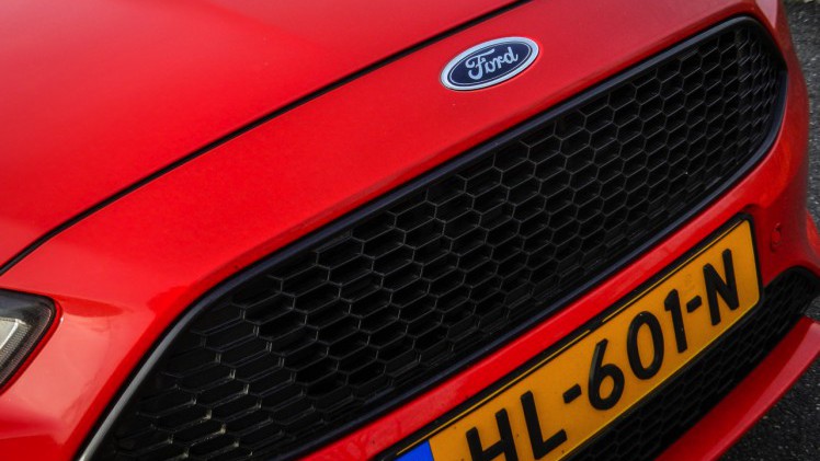Autotest Ford Focus Red Edition 1.5 EcoBoost 150 pk, de visueel sportieve Focus met net dat extra beetje design. In zwart is deze uitvoering er als Black Edition.