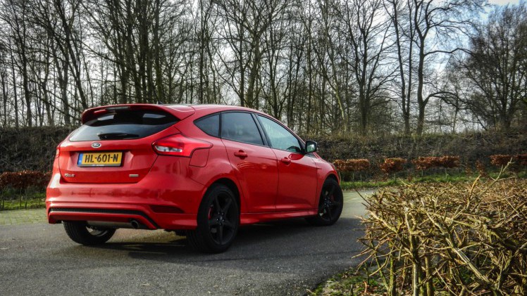 Autotest Ford Focus Red Edition 1.5 EcoBoost 150 pk, de visueel sportieve Focus met net dat extra beetje design. In zwart is deze uitvoering er als Black Edition.