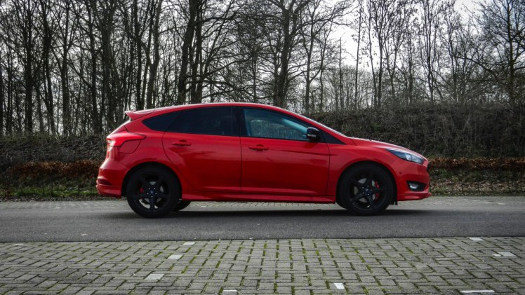 Autotest Ford Focus Red Edition 1.5 EcoBoost 150 pk, de visueel sportieve Focus met net dat extra beetje design. In zwart is deze uitvoering er als Black Edition.