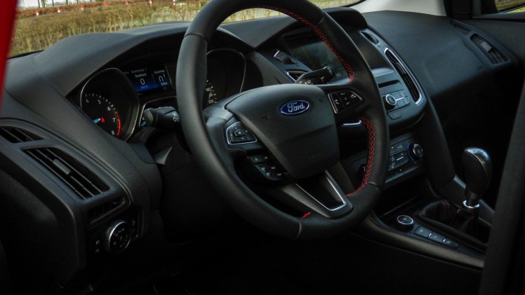 Autotest Ford Focus Red Edition 1.5 EcoBoost 150 pk, de visueel sportieve Focus met net dat extra beetje design. In zwart is deze uitvoering er als Black Edition.