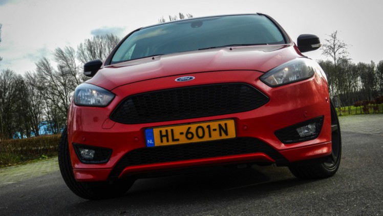 Autotest Ford Focus Red Edition 1.5 EcoBoost 150 pk, de visueel sportieve Focus met net dat extra beetje design. In zwart is deze uitvoering er als Black Edition.