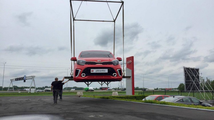 Na zes jaar een immense Kia Picanto in oranje voor de deur gehad te hebben heeft Kia deze reus vervangen door een rood exemplaar van de nieuwe generatie.