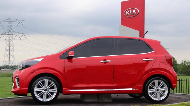 Na zes jaar een immense Kia Picanto in oranje voor de deur gehad te hebben heeft Kia deze reus vervangen door een rood exemplaar van de nieuwe generatie.