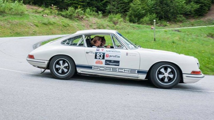 Girl Power aan de start van de Tulpenrallye 2016 met acht dames equipes en in totaal tachtig deelnemende vrouwen.