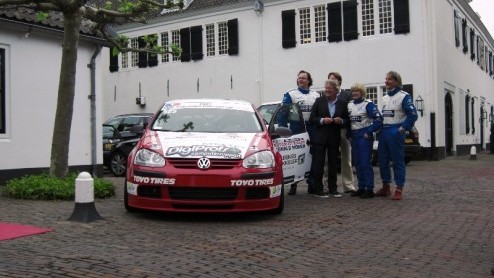 Afgelopen vrijdag overhandigde niemand minder dan Jan des Bouvrie de sleutels van een Volkswagen Golf V Endurance Cup aan het team Huiskes Kokkeler Autolease. Teamleden Coen Hagedoorn, Jacques Walch e