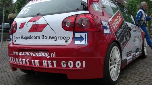 Afgelopen vrijdag overhandigde niemand minder dan Jan des Bouvrie de sleutels van een Volkswagen Golf V Endurance Cup aan het team Huiskes Kokkeler Autolease. Teamleden Coen Hagedoorn, Jacques Walch e