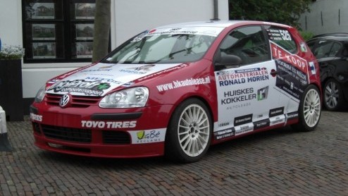 Afgelopen vrijdag overhandigde niemand minder dan Jan des Bouvrie de sleutels van een Volkswagen Golf V Endurance Cup aan het team Huiskes Kokkeler Autolease. Teamleden Coen Hagedoorn, Jacques Walch e