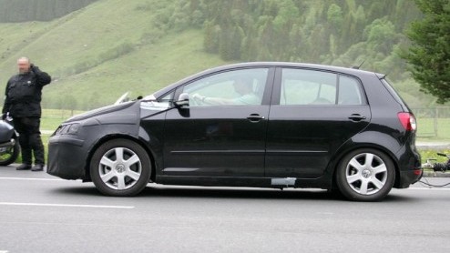 De nieuwe Golf VI laat niet al te lang meer op zich wachten. Ook de Golf Plus moet er aan geloven. Deze ruimte-Golf werd al in verhullende kledij opgemerkt door onze spionagefotograaf.