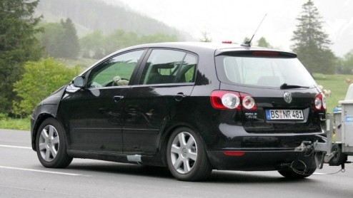 De nieuwe Golf VI laat niet al te lang meer op zich wachten. Ook de Golf Plus moet er aan geloven. Deze ruimte-Golf werd al in verhullende kledij opgemerkt door onze spionagefotograaf.