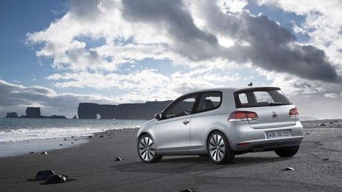Kannibalisme binnen de Volkswagengroep! De op stapel staande Golf komt ook in extra zuinige BlueMotionversie naar ons land. Deze is zo zuinig, dat hij de Polo BlueMotion op het erepodium vergezelt. De