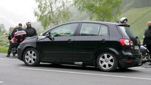 De nieuwe Golf VI laat niet al te lang meer op zich wachten. Ook de Golf Plus moet er aan geloven. Deze ruimte-Golf werd al in verhullende kledij opgemerkt door onze spionagefotograaf.