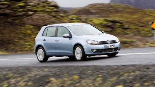 De nieuwe Volkswagen Golf staat eind deze maand in de showroom. Reden genoeg om met de prijzen te komen. Golfen kan vanaf 17. 790 euro, wat nauwelijks duurder is dan zijn voorganger. Wel krijg je meer De nieuwe Volkswagen Golf staat eind deze maand in de showroom. Reden genoeg om met de prijzen te komen. Golfen kan vanaf 17. 790 euro, wat nauwelijks duurder is dan zijn voorganger. Wel krijg je meer