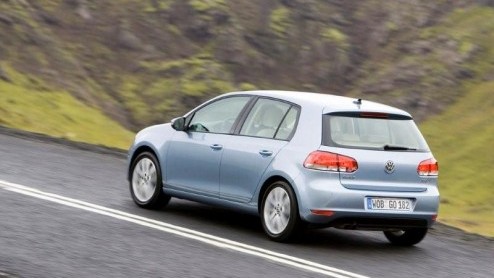De nieuwe Volkswagen Golf staat eind deze maand in de showroom. Reden genoeg om met de prijzen te komen. Golfen kan vanaf 17. 790 euro, wat nauwelijks duurder is dan zijn voorganger. Wel krijg je meer