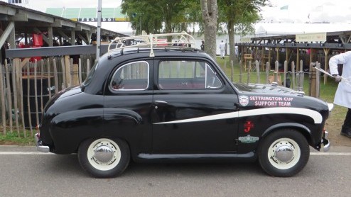 Goodwood Revival, een legendarisch evenement op Brits landgoed, terug in de tijd met passende kleding en waanzinnige, klassieke auto's. Alle reden om naar Goodwood Revival 2014 te gaan!