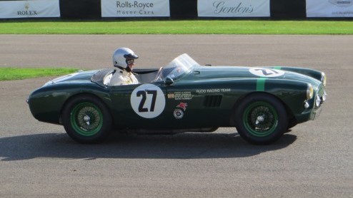 Goodwood Revival, een legendarisch evenement op Brits landgoed, terug in de tijd met passende kleding en waanzinnige, klassieke auto's. Alle reden om naar Goodwood Revival 2014 te gaan!