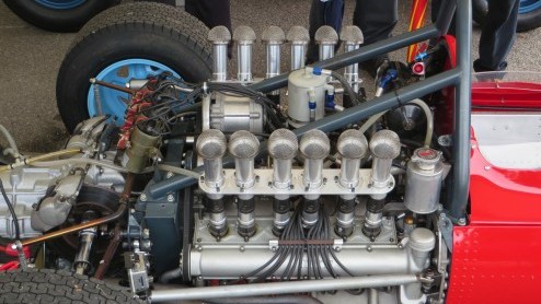 Goodwood Revival, een legendarisch evenement op Brits landgoed, terug in de tijd met passende kleding en waanzinnige, klassieke auto's. Alle reden om naar Goodwood Revival 2014 te gaan!